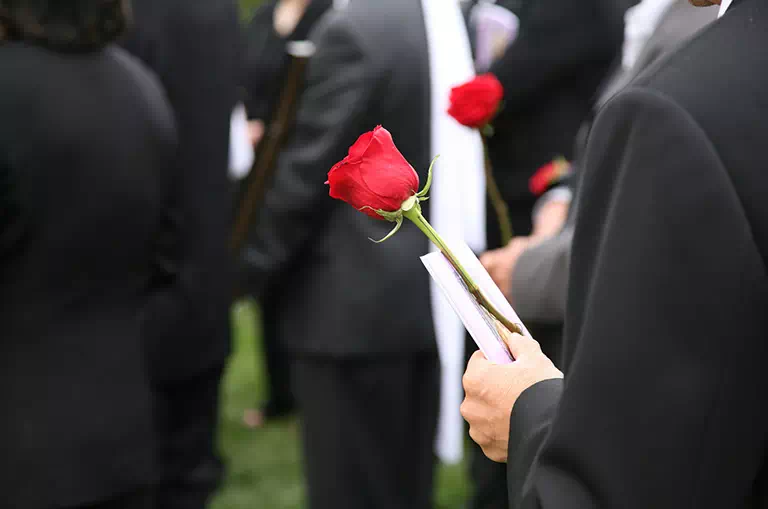 Róża na pogrzebie